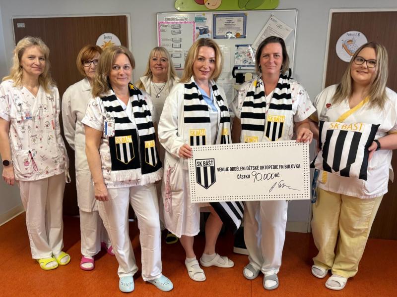 Fotbalový ples SK Bášť pomohl dobré věci. Výtěžek 90 000 Kč putuje dětské ortopedii FN Bulovka